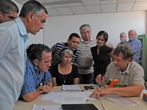 Discussing medical equipment in Cuba
